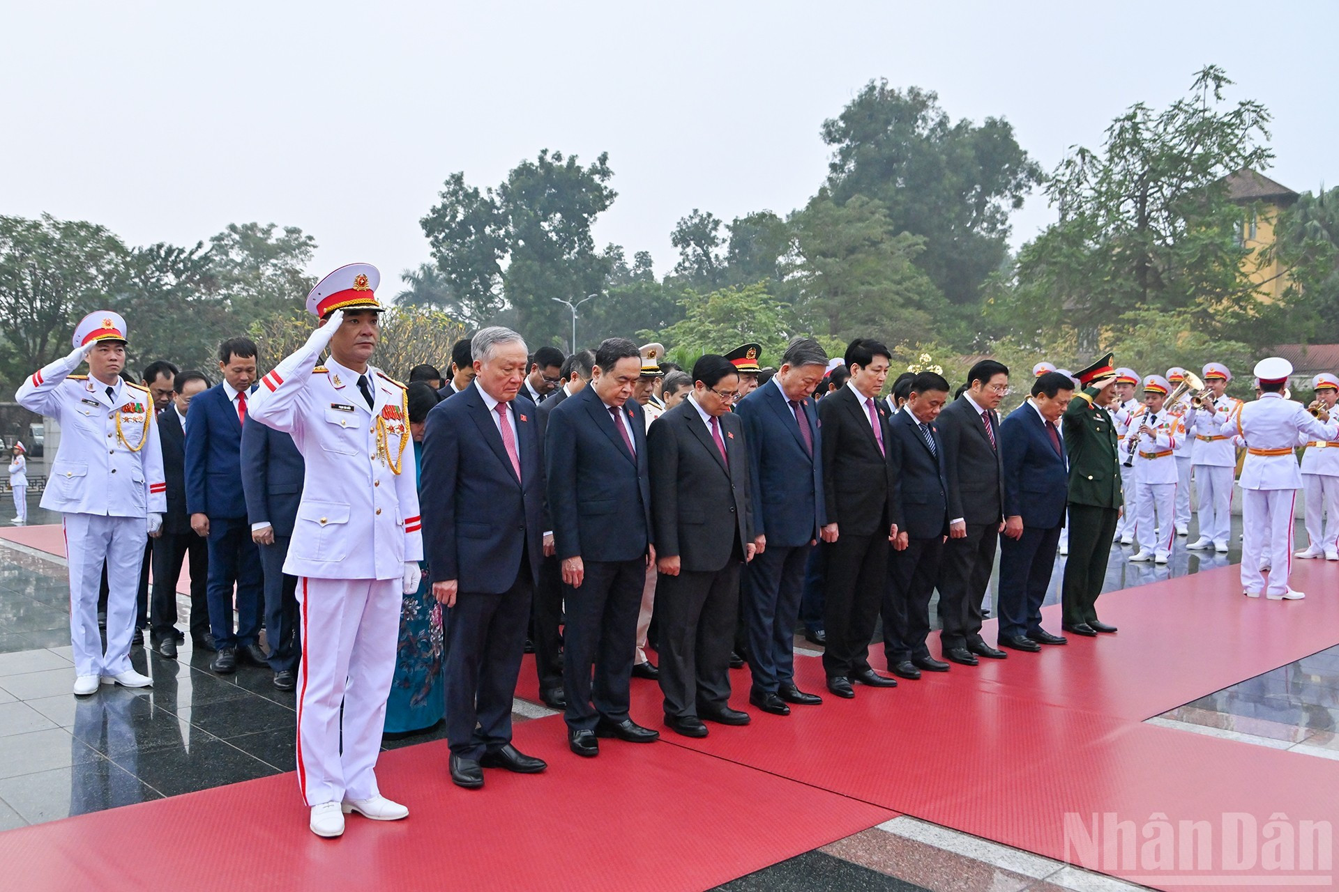 越共中央总书记苏林、越南国家主席梁强以及党和国家领导人缅怀在位于北山路的烈士英雄。