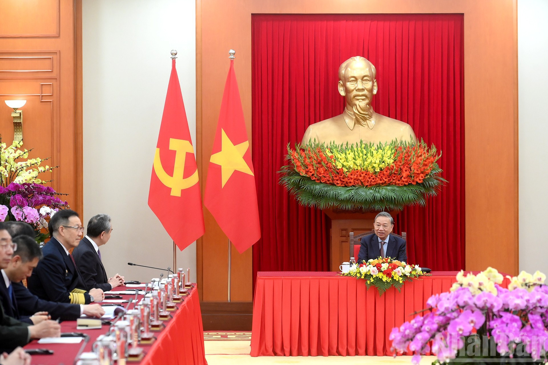 苏林总书记在会上发表讲话。