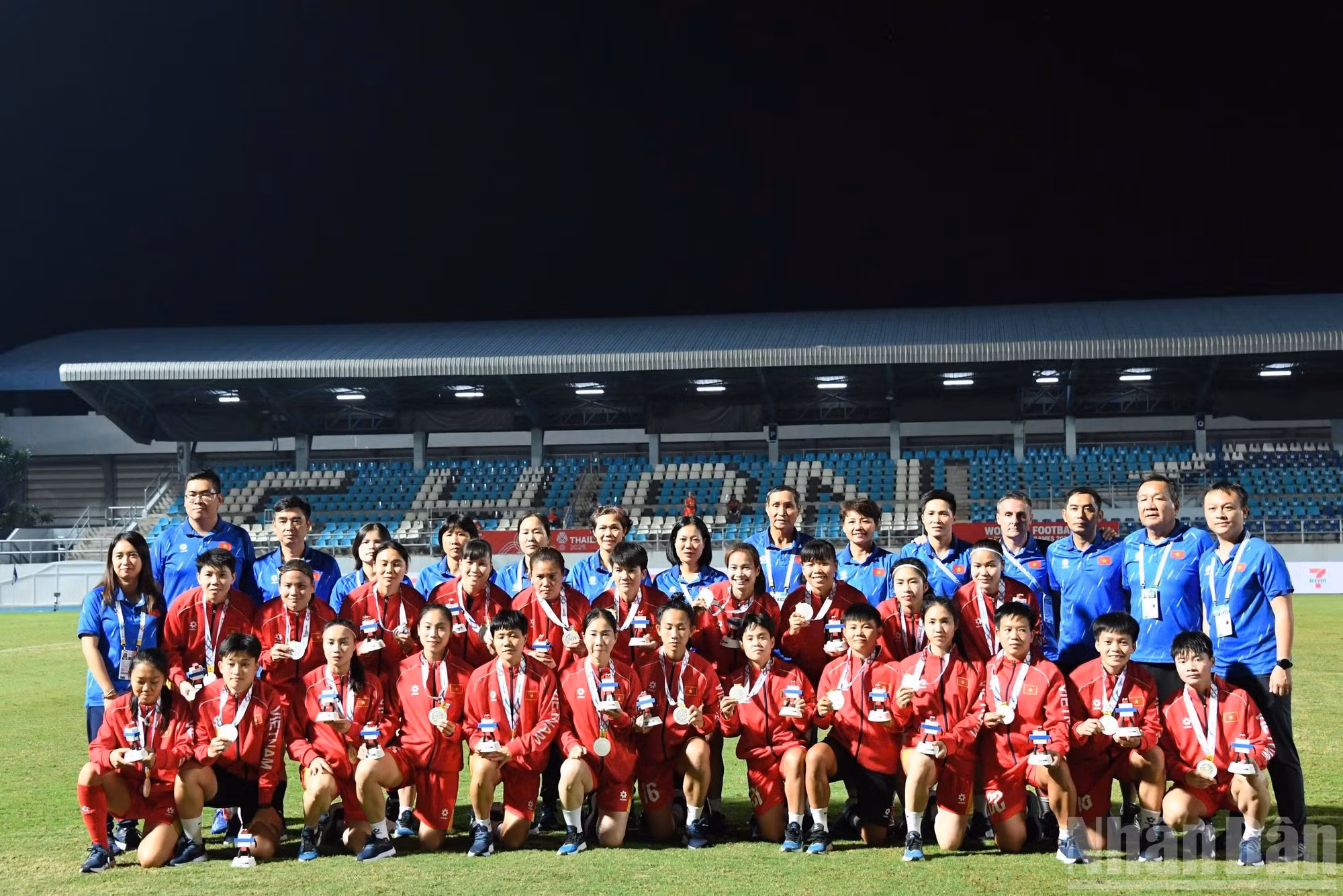 越南国家女足队教练组和队员们向记者们致以最热烈的问候。主教练梅德钟率领的队伍在第33届东南亚运动会上荣获银牌。