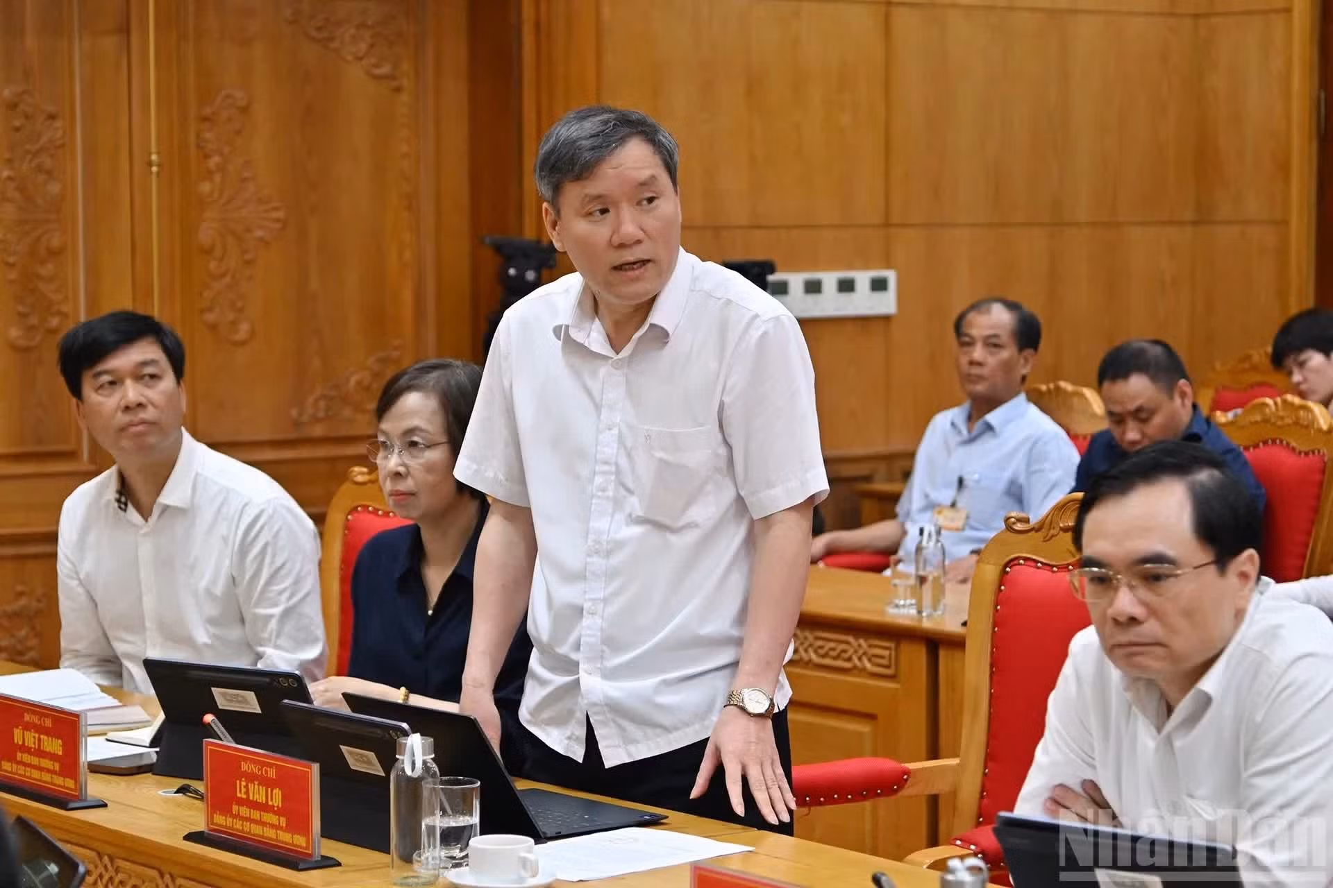 越南社会科学翰林院院长黎文利在会上发表讲话。