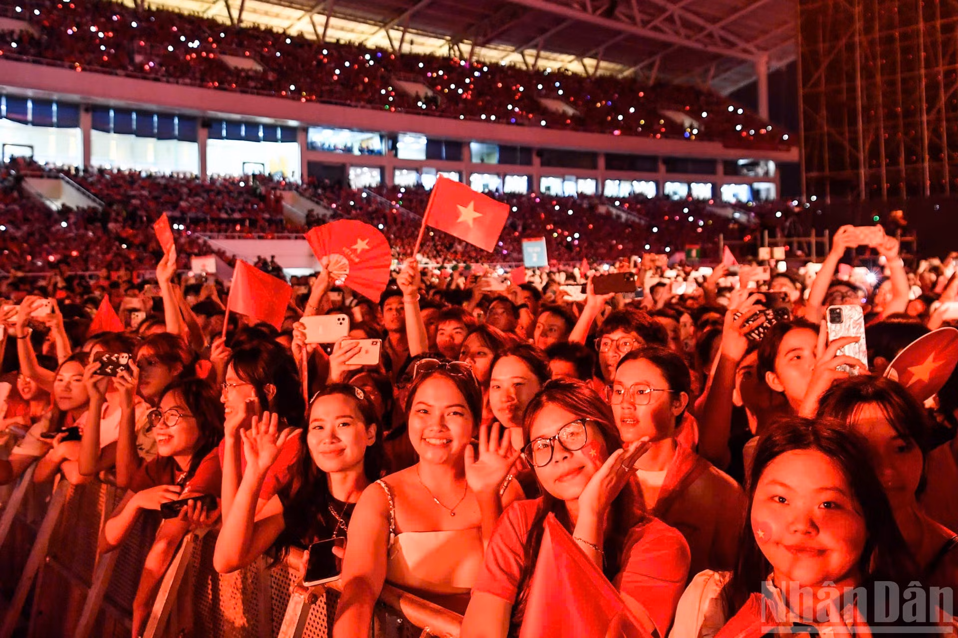 数千名观众热切地等待着演出的开幕。