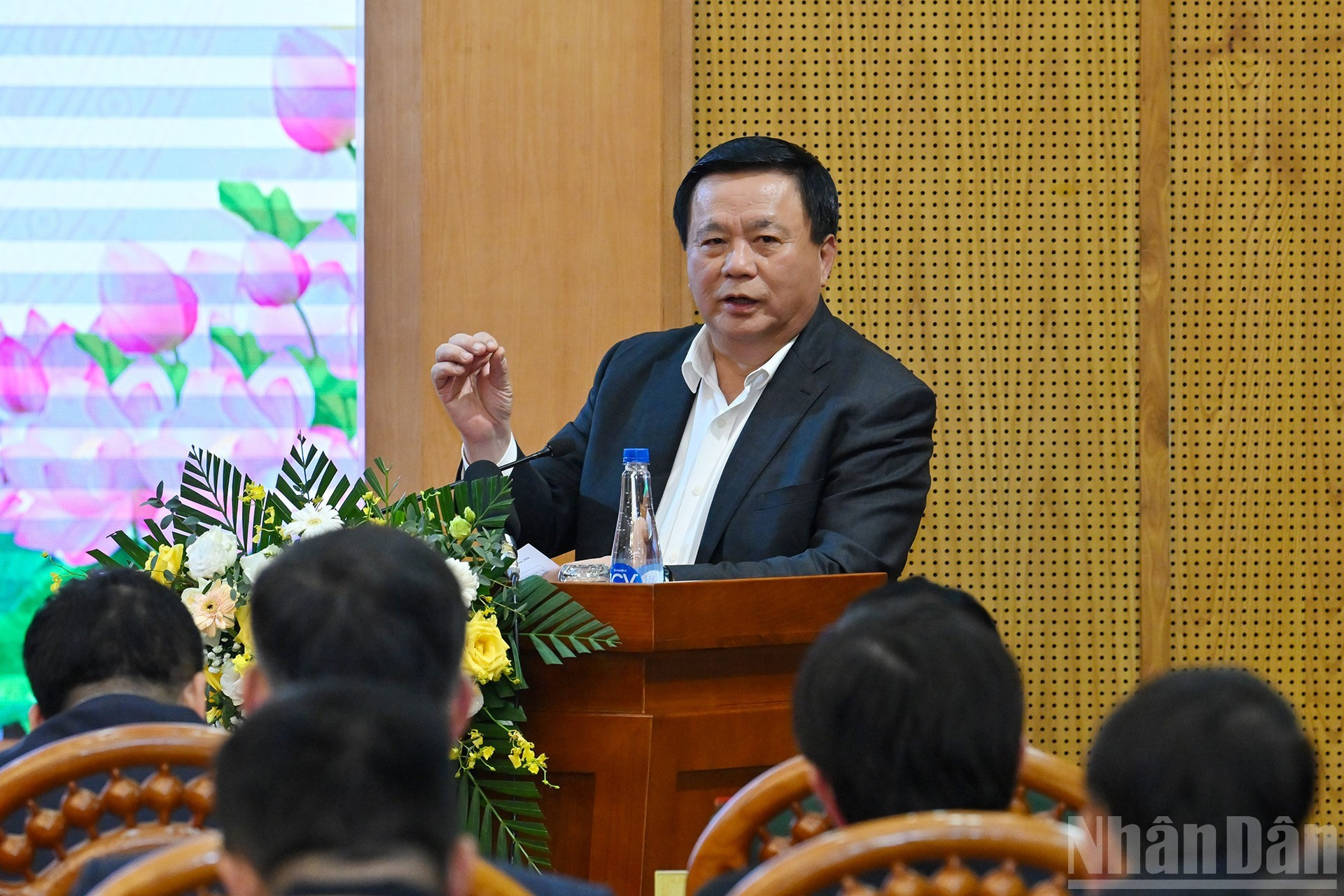 胡志明国家政治学院院长阮春胜在会上发表讲话。