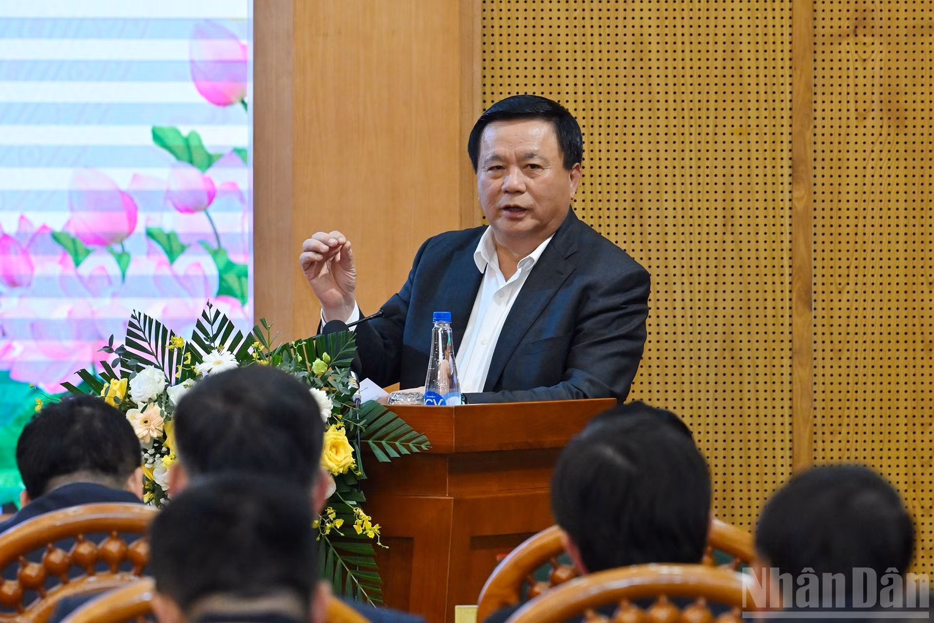 胡志明国家政治学院院长阮春胜在会上发表讲话。