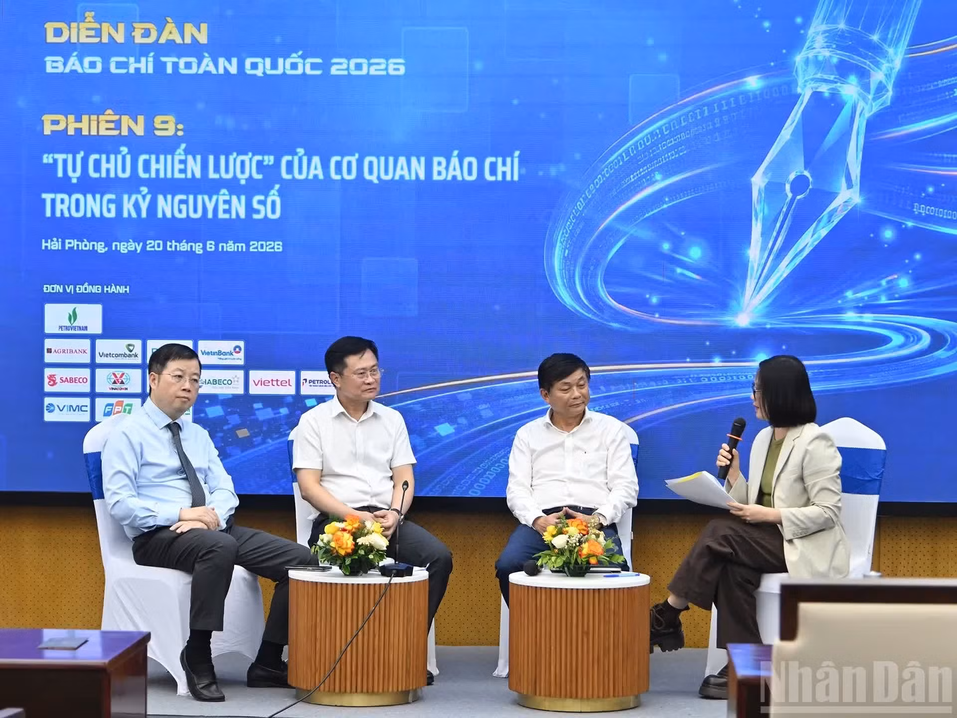 在讨论会上，各位代表就数字时代新闻媒体的战略自主这一核心议题进行了交流与阐释。