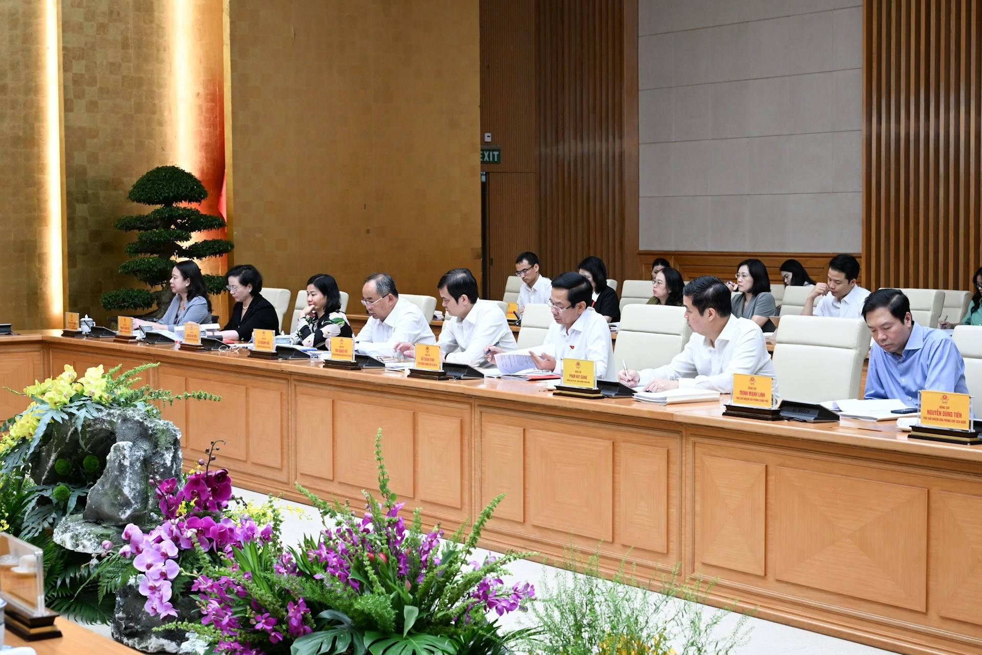 各位代表出席会议。