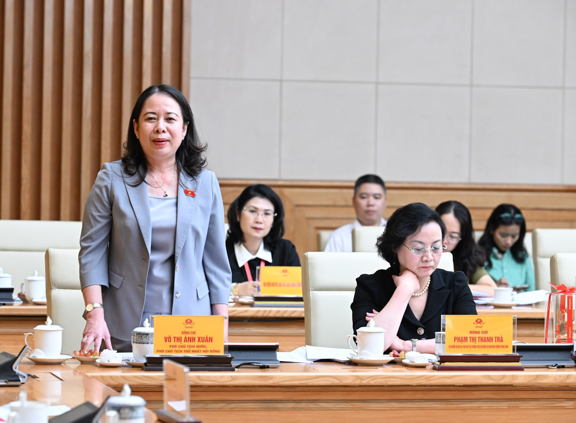 武氏映春同志在会上发表讲话。