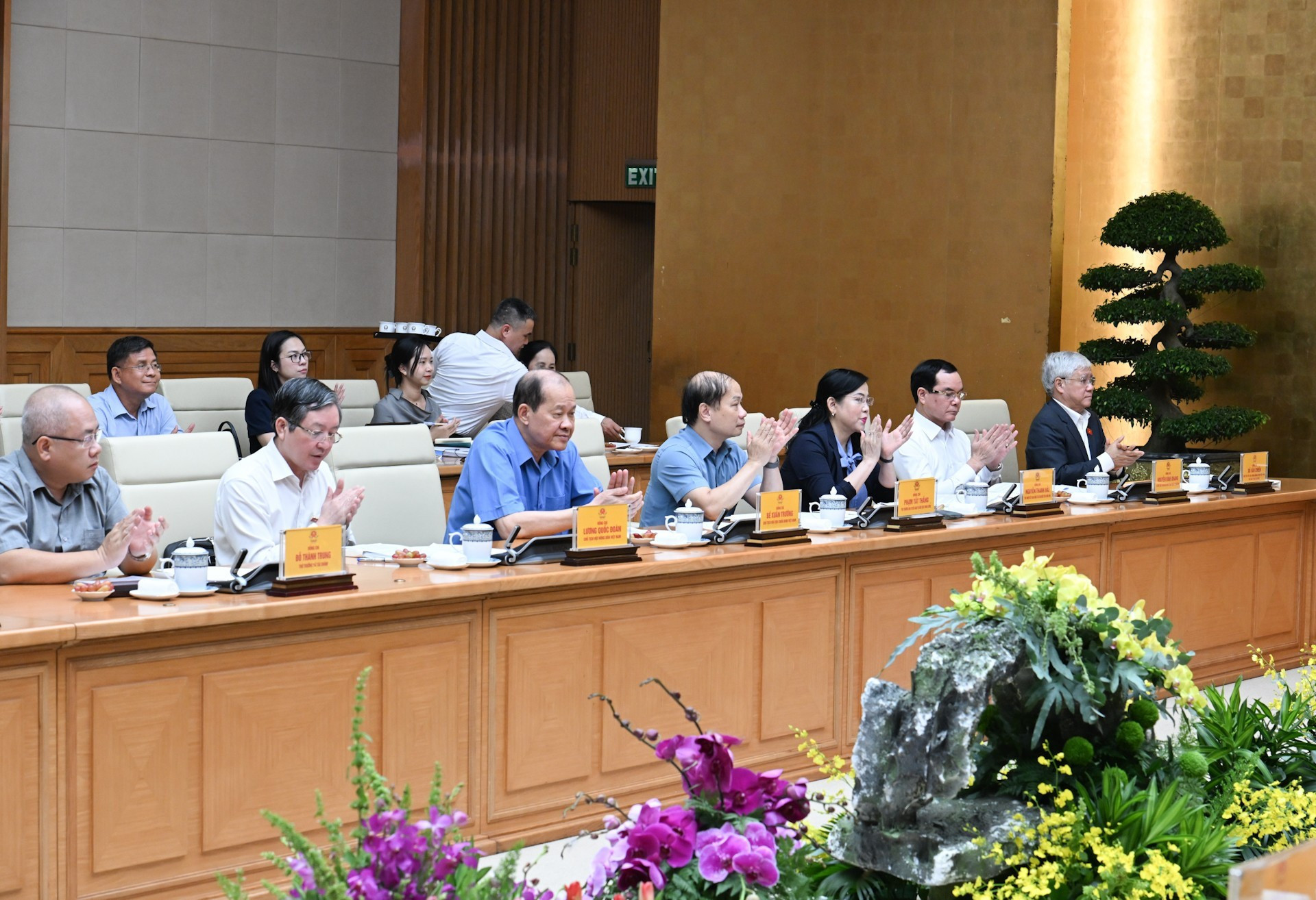 各位代表出席会议。