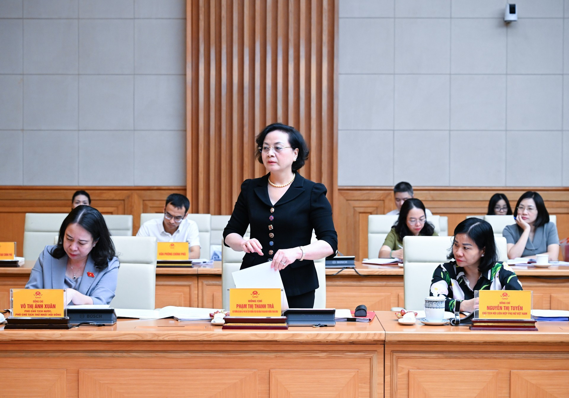 中央竞赛奖励委员会副主席范氏青茶在会上发表讲话。