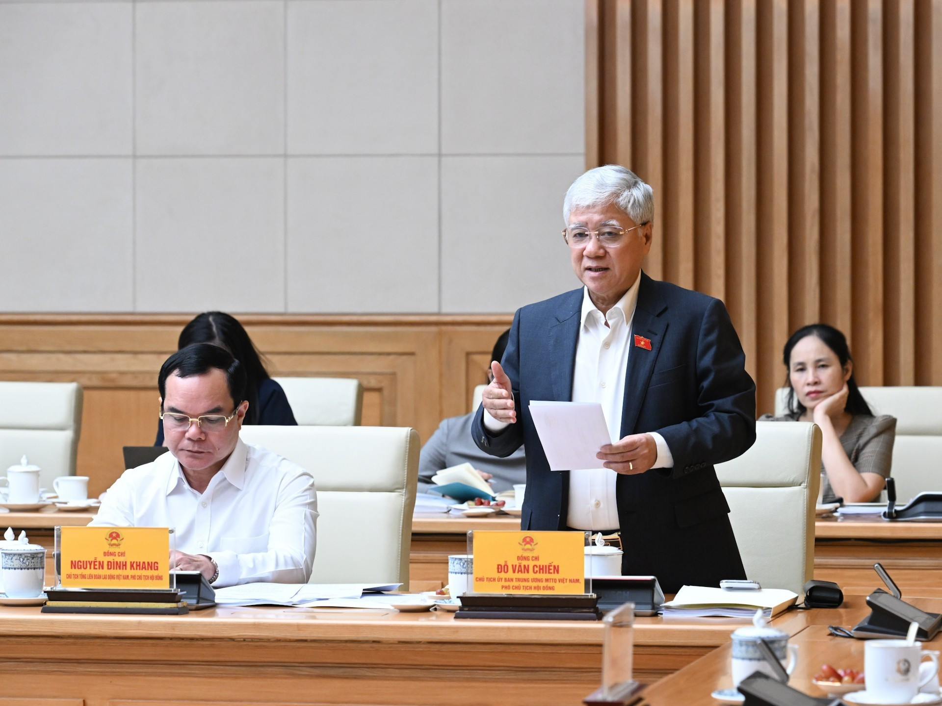 杜文战同志在会上发表讲话。