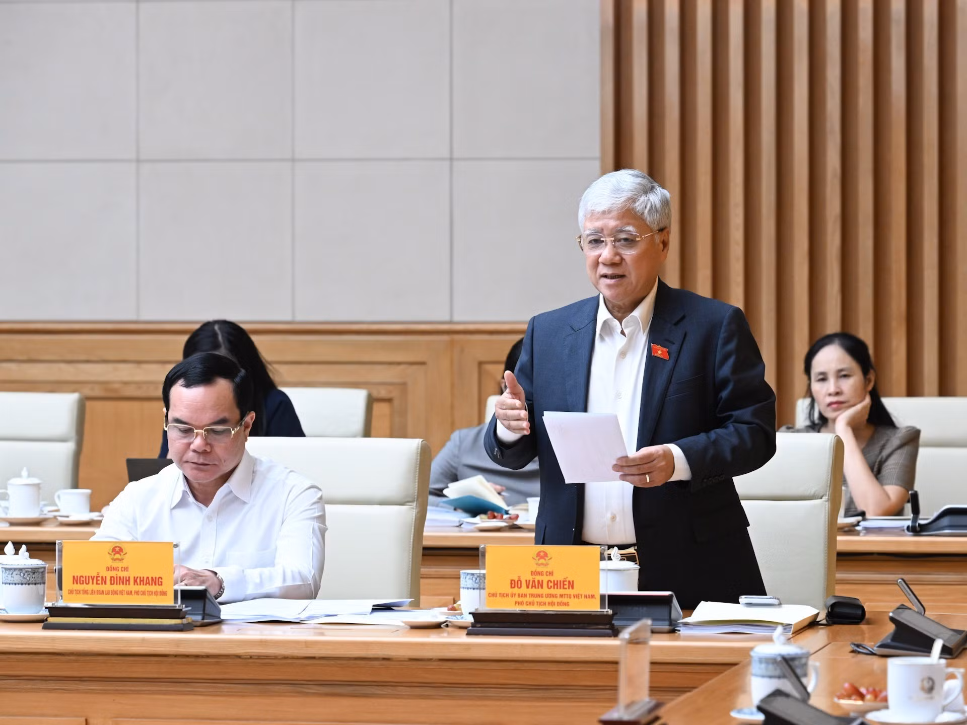 杜文战同志在会上发表讲话。