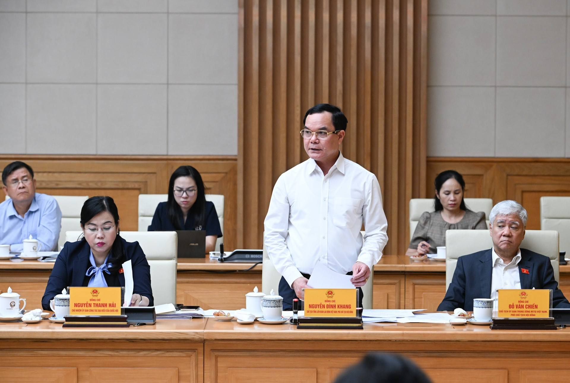 越南劳动总联合会主席、委员会副主席阮廷康在会上发表讲话。