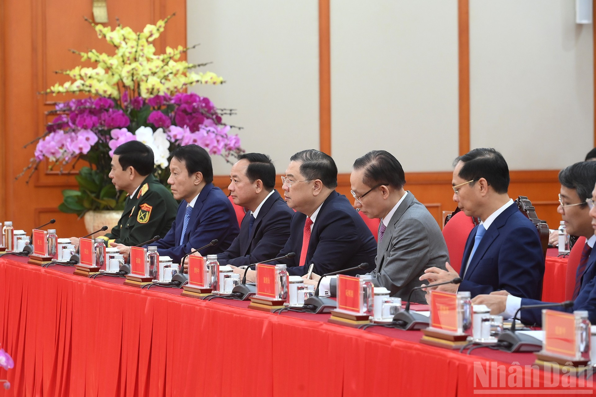 越南高级代表出席会议。