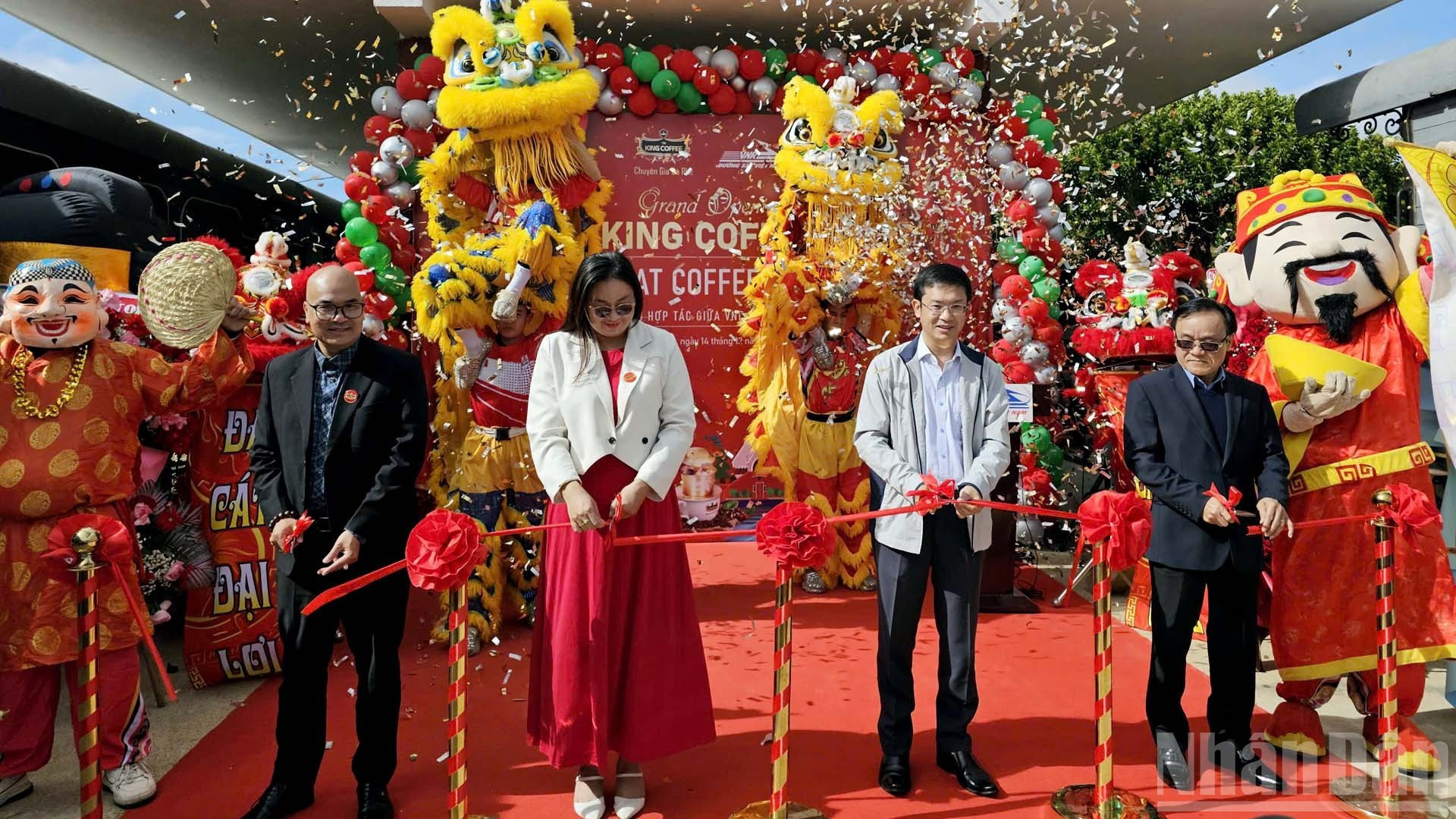 各位代表参加“大叻咖啡列车”正式开通剪彩仪式。