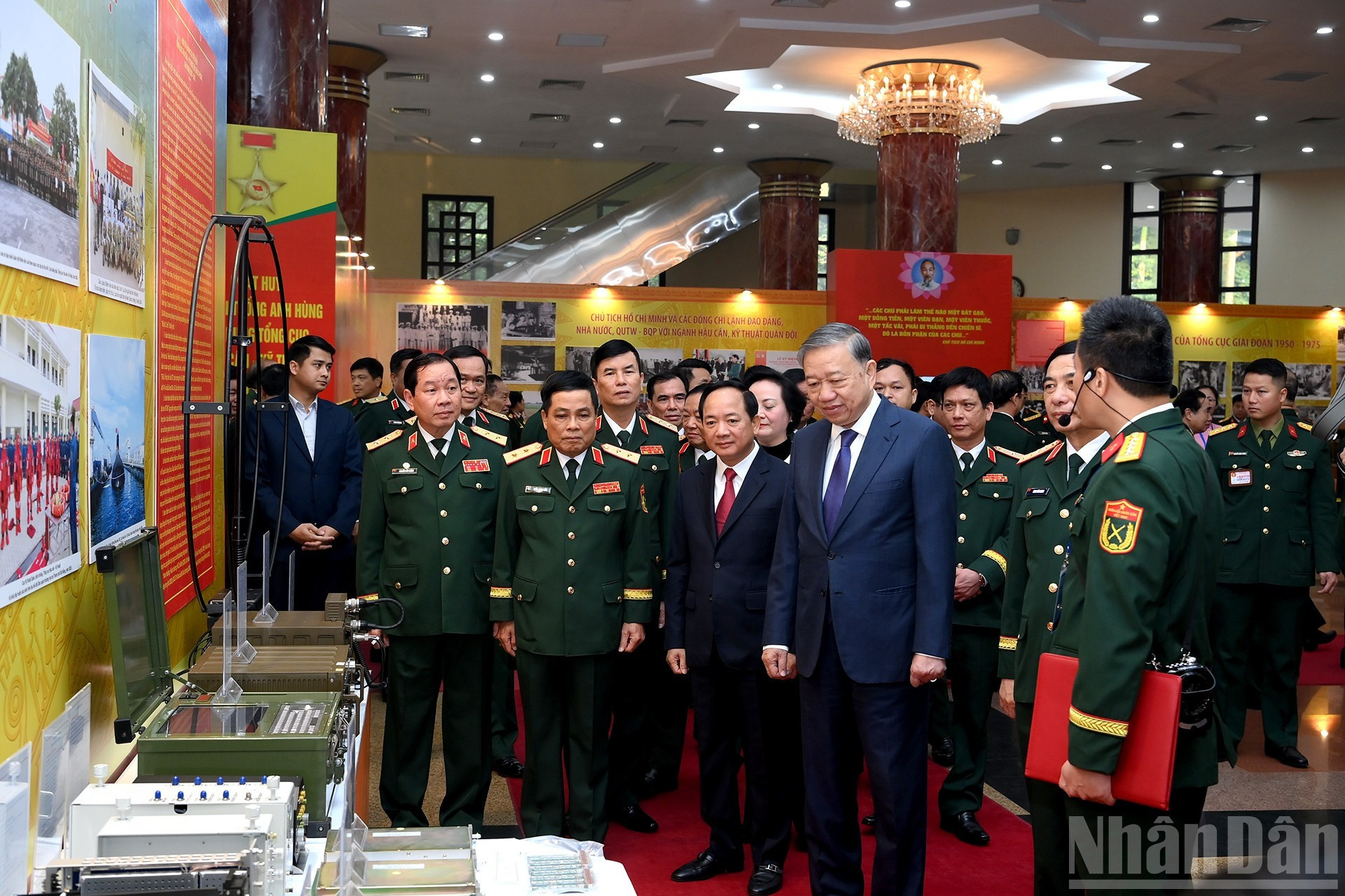 苏林总书记和各位代表参观后勤—技术总局的成就展示区。