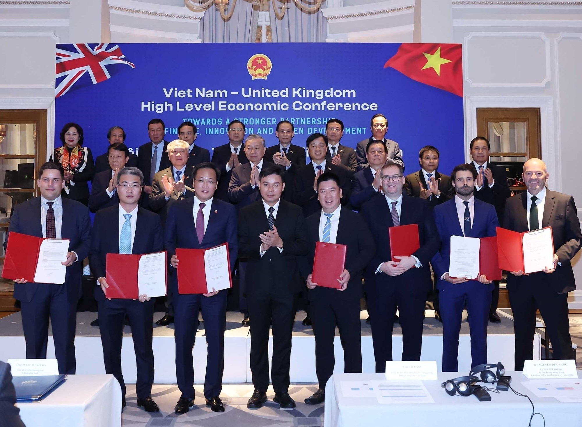 苏林总书记见证了两国各部委、机构、地方政府和企业间合作协议的交换仪式。 苏林总书记见证了两国各部委、机构、地方政府和企业间合作协议的交换仪式。