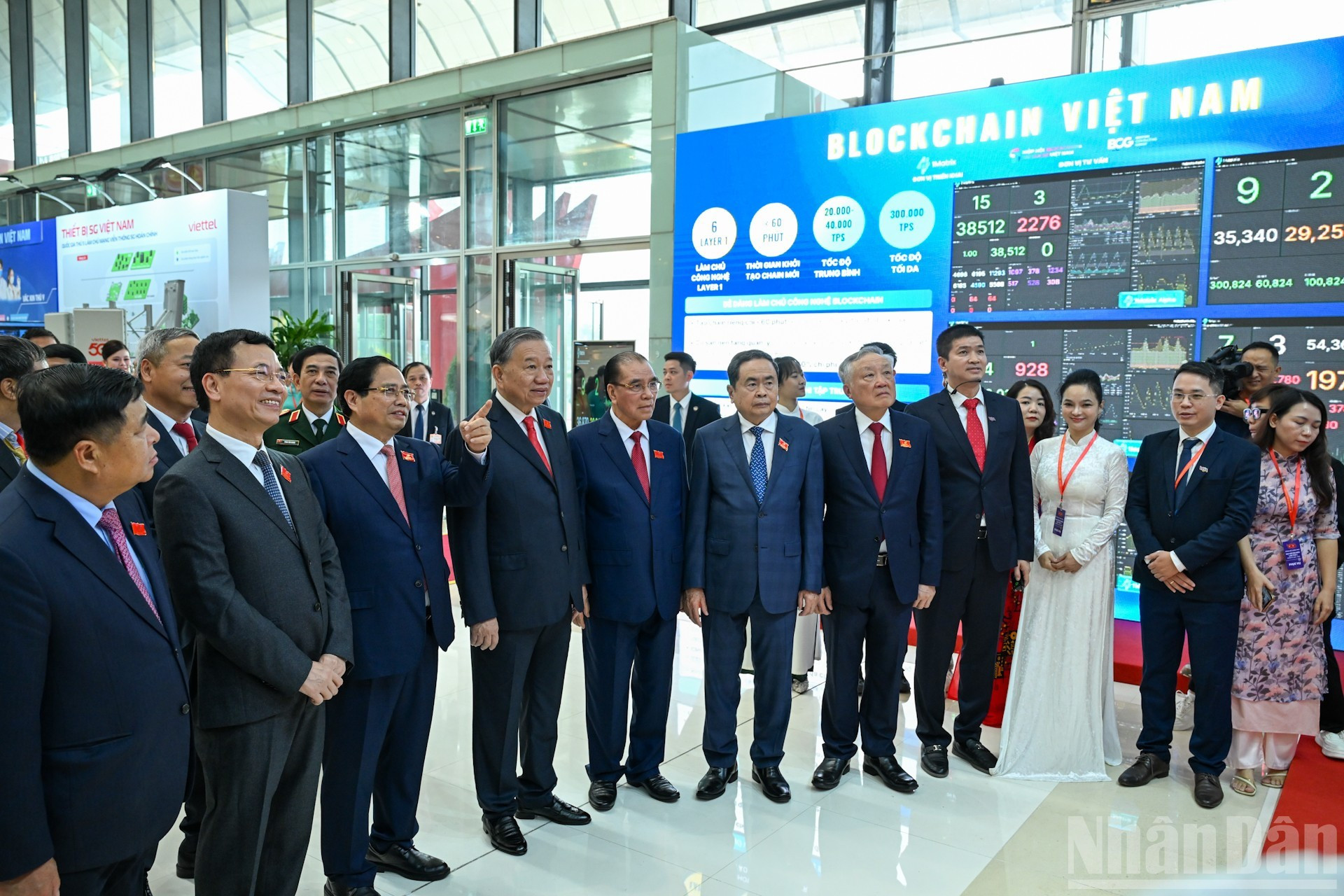 越共中央总书记苏林以及党和国家领导参观成就展览区。