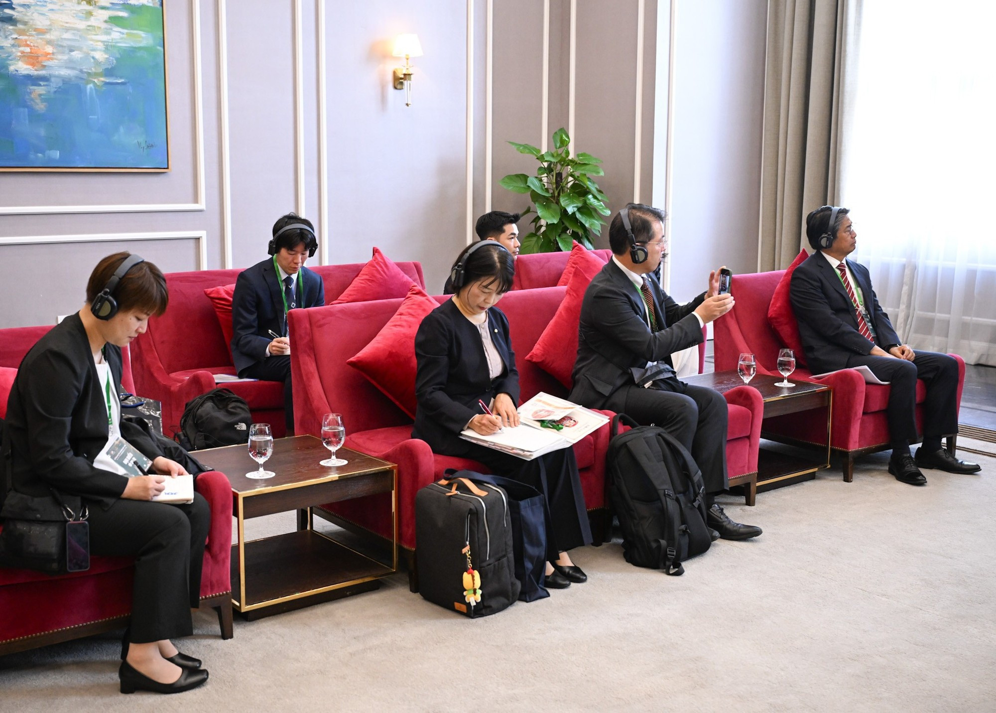 陪同日本群马县知事山本一太出席会见的日方代表。