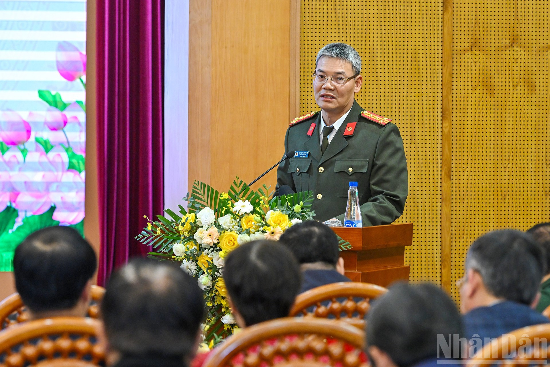 公安部代表在会上提出意见。