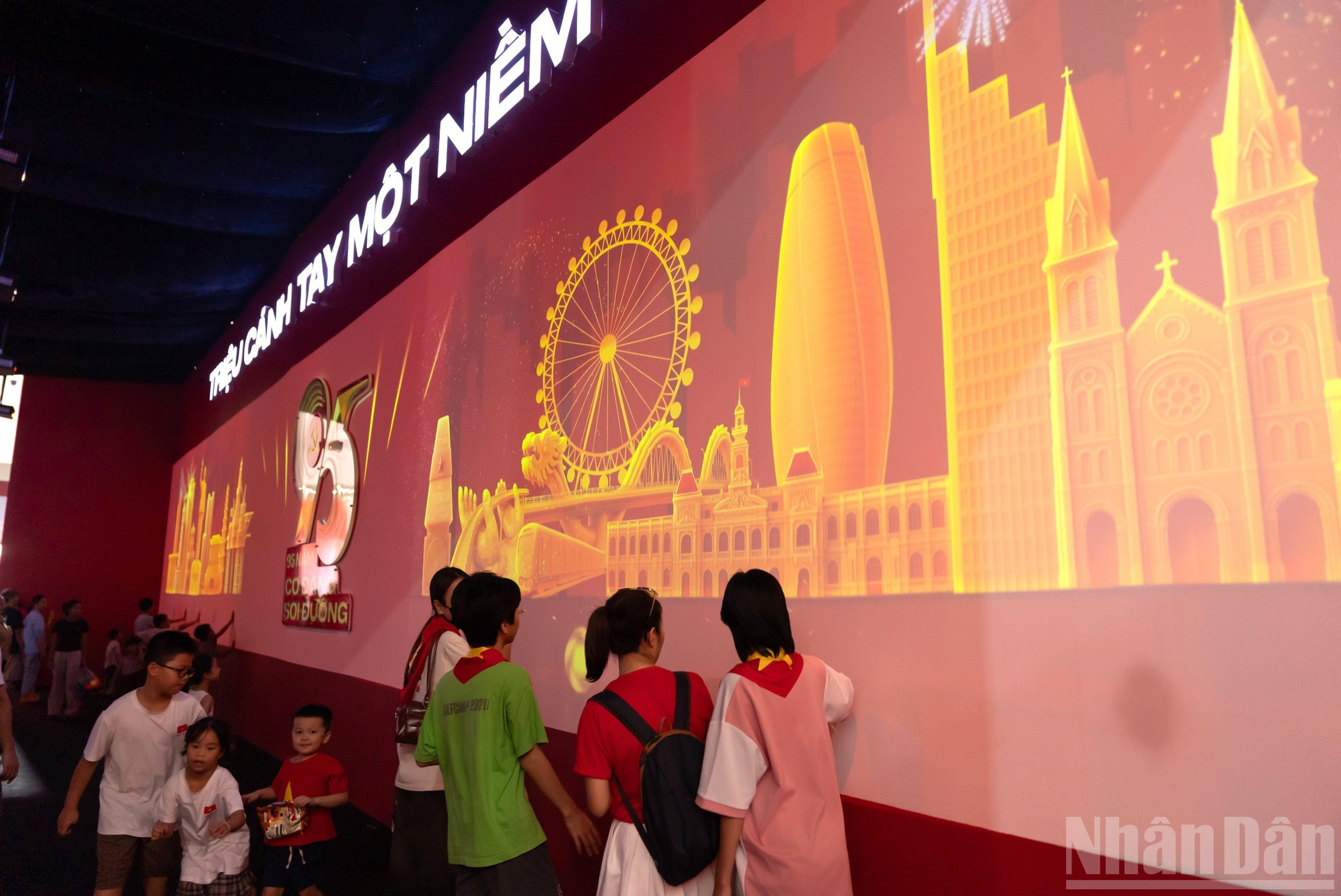 第3展区及整个展览将运用AR、3D、全息等现代技术,生动再现各个历史时期。 第3展区及整个展览将运用AR、3D、全息等现代技术,生动再现各个历史时期。