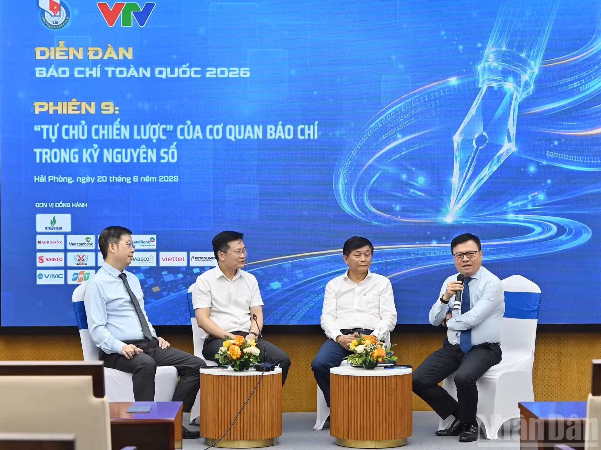 《人民报》社总编辑黎国明在讨论会上发表讲话。