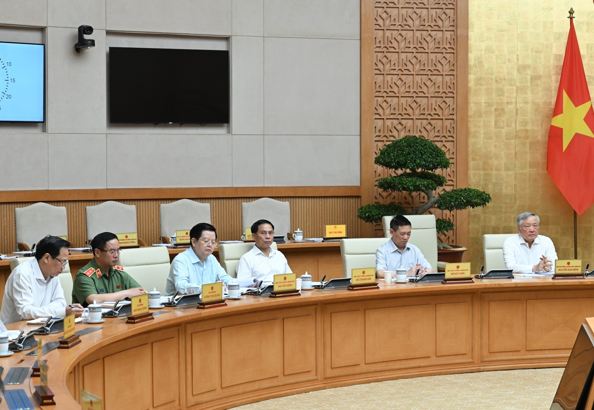 政府成团代表出席会议。