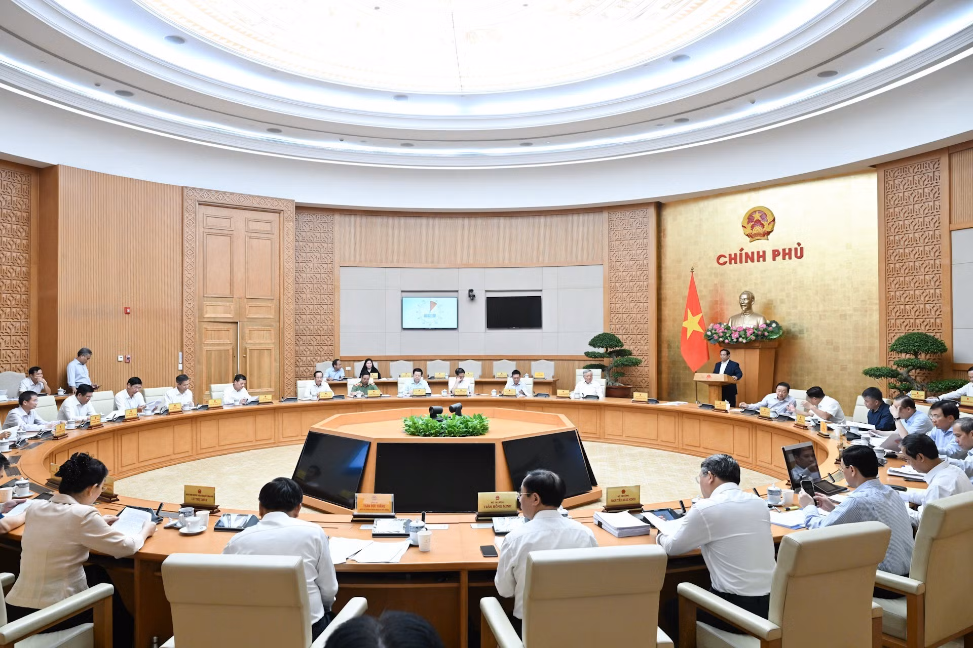 范明正总理主持会议。