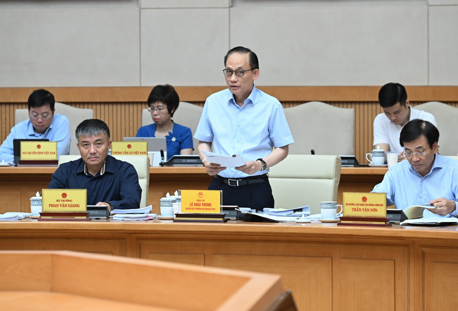 外交部代理部长黎怀忠在会上发表讲话。