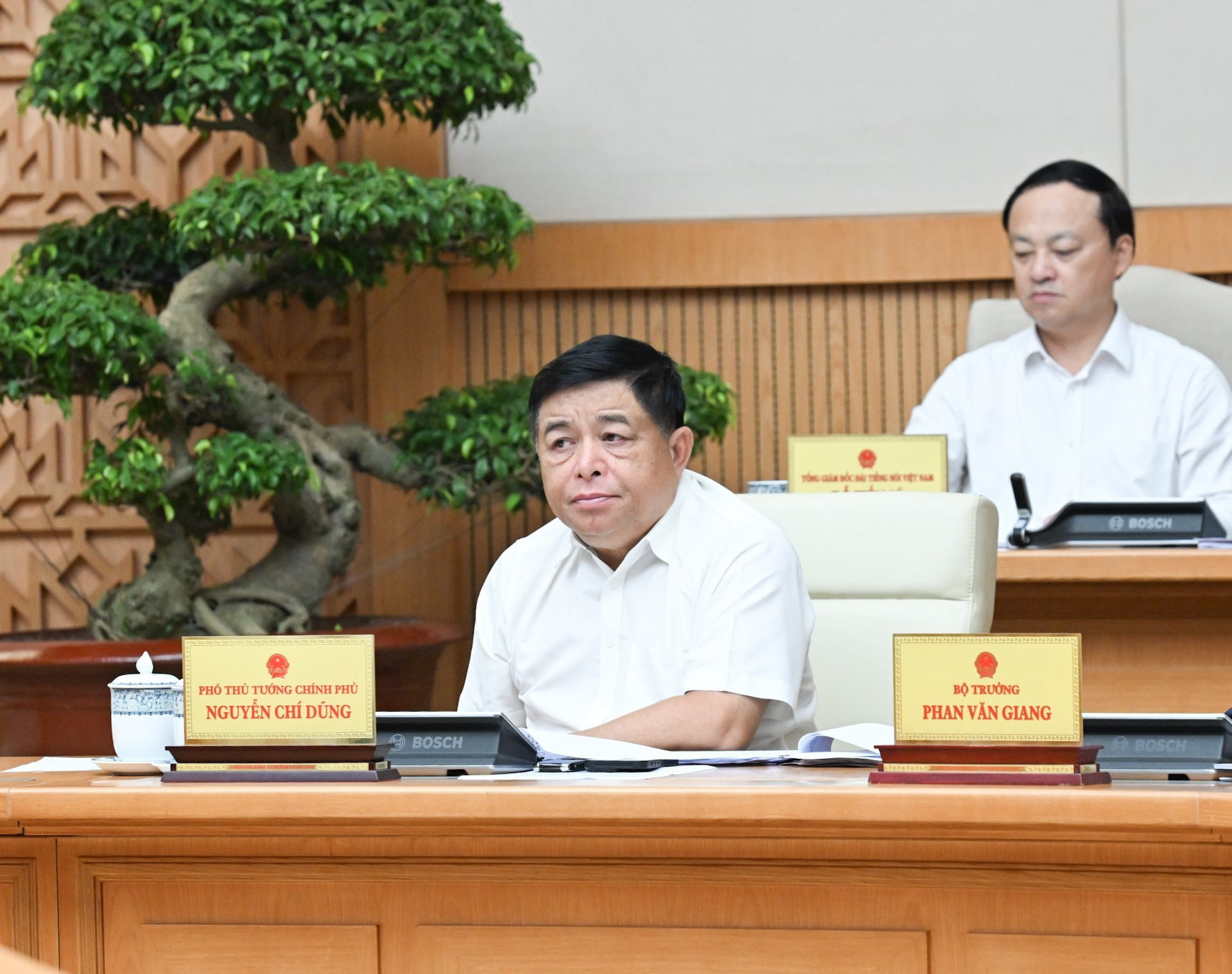 阮志勇副总理在会上发表讲话。