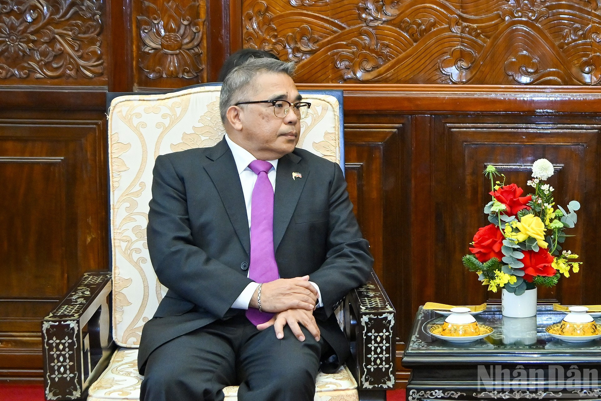 菲律宾驻越南特命全权大使梅纳尔多·洛斯·巴诺斯·蒙特阿莱格雷出席会见。