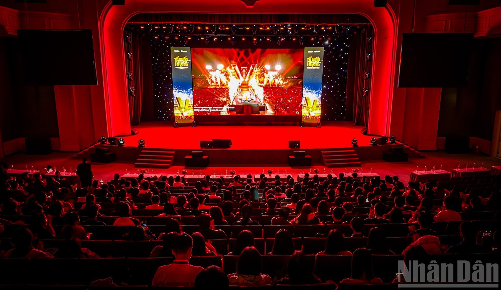 音乐会电影《祖国在我心中》放映开始。