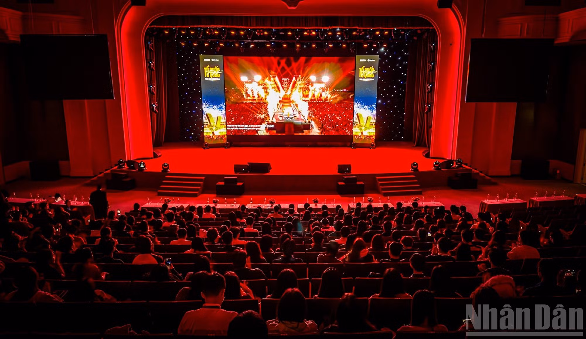 音乐会电影《祖国在我心中》放映开始。