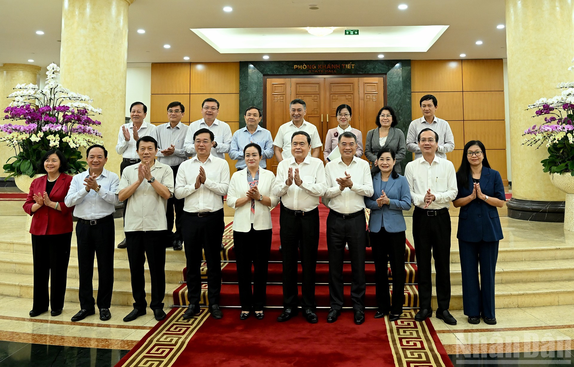 国会主席陈青敏同政治局、书记处领导和同塔省委常委会代表合影。. 国会主席陈青敏同政治局、书记处领导和同塔省委常委会代表合影。.