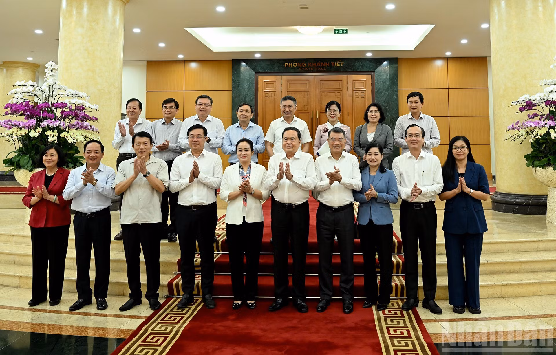 国会主席陈青敏同政治局、书记处领导和同塔省委常委会代表合影。.