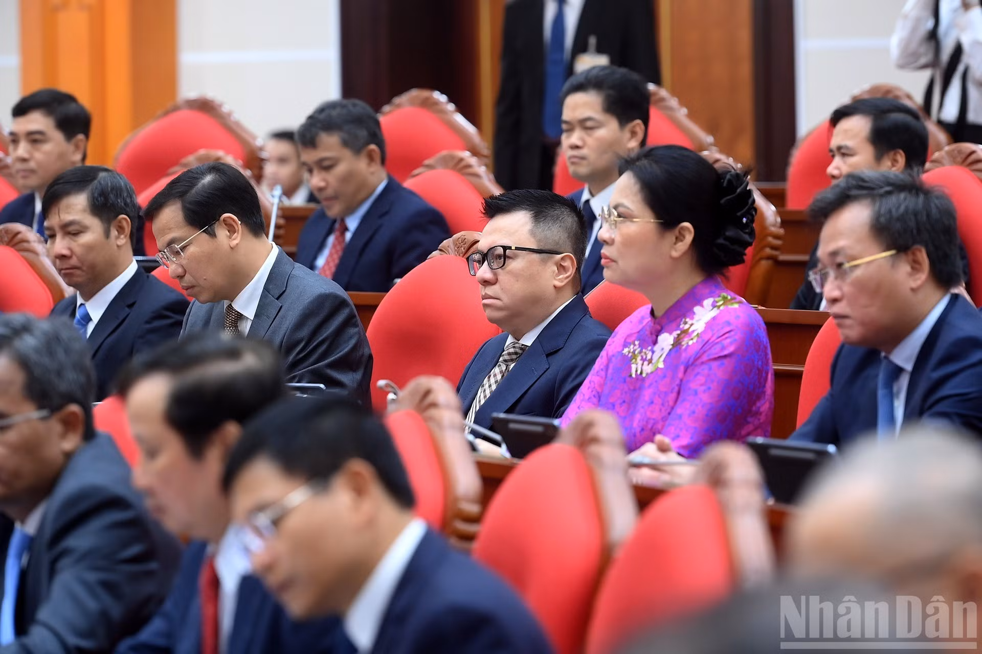 各位代表出席会议。