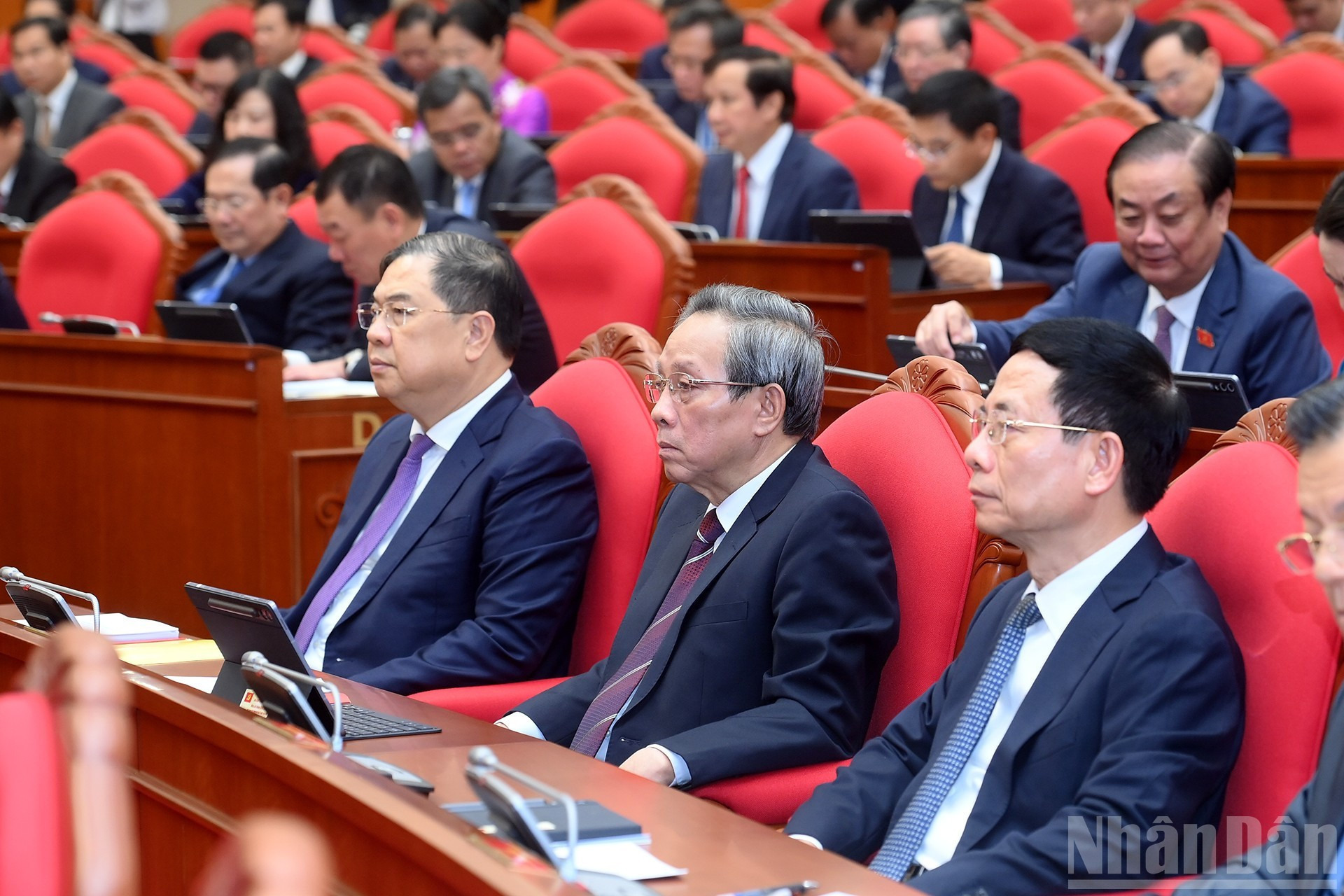 各位代表出席会议。