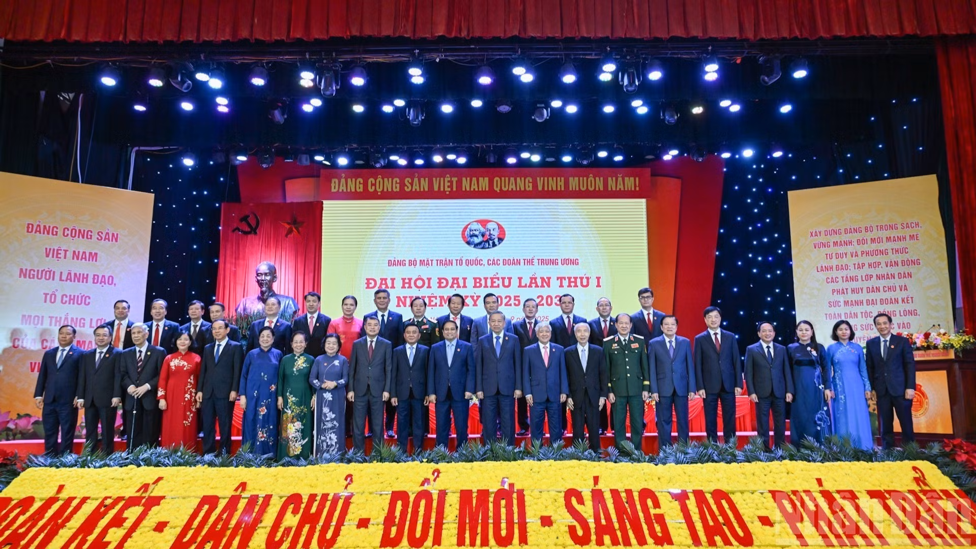 与会代表合影。