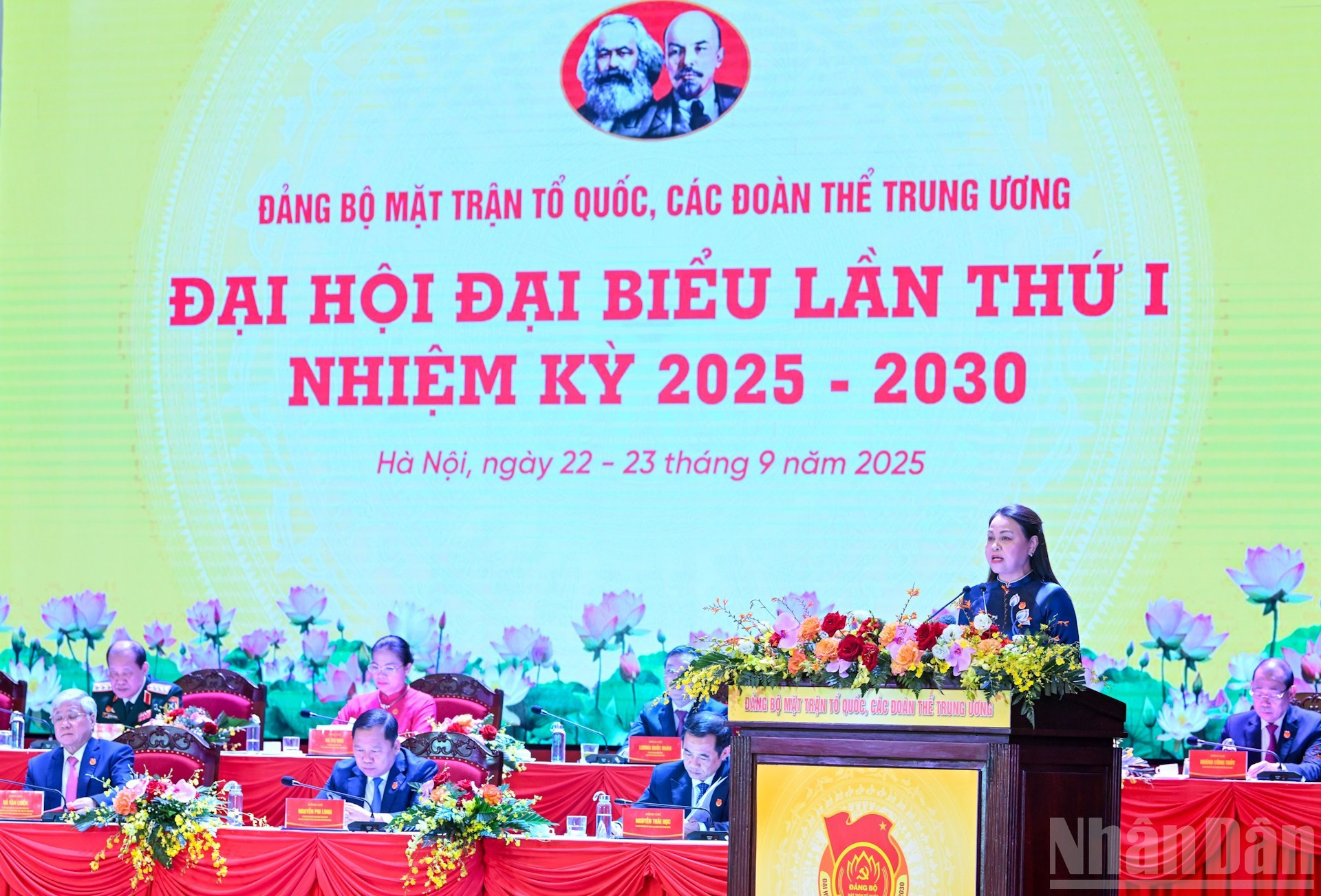 越南祖国阵线和中央各团体党委常务副书记阮氏秋河作政治报告草案。 越南祖国阵线和中央各团体党委常务副书记阮氏秋河作政治报告草案。