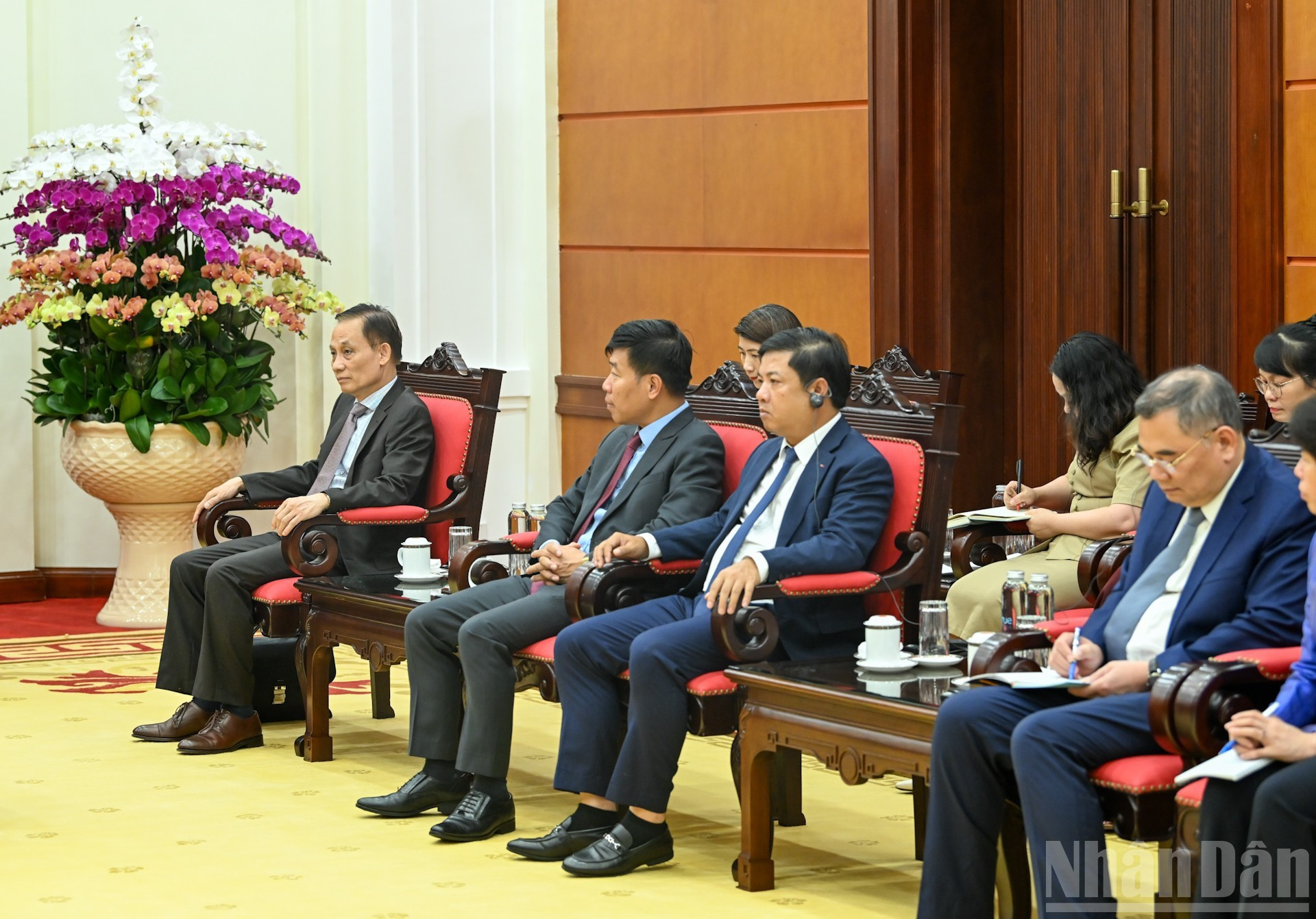 越共中央办公厅主任黎怀忠以及越南代表出席会见。 越共中央办公厅主任黎怀忠以及越南代表出席会见。