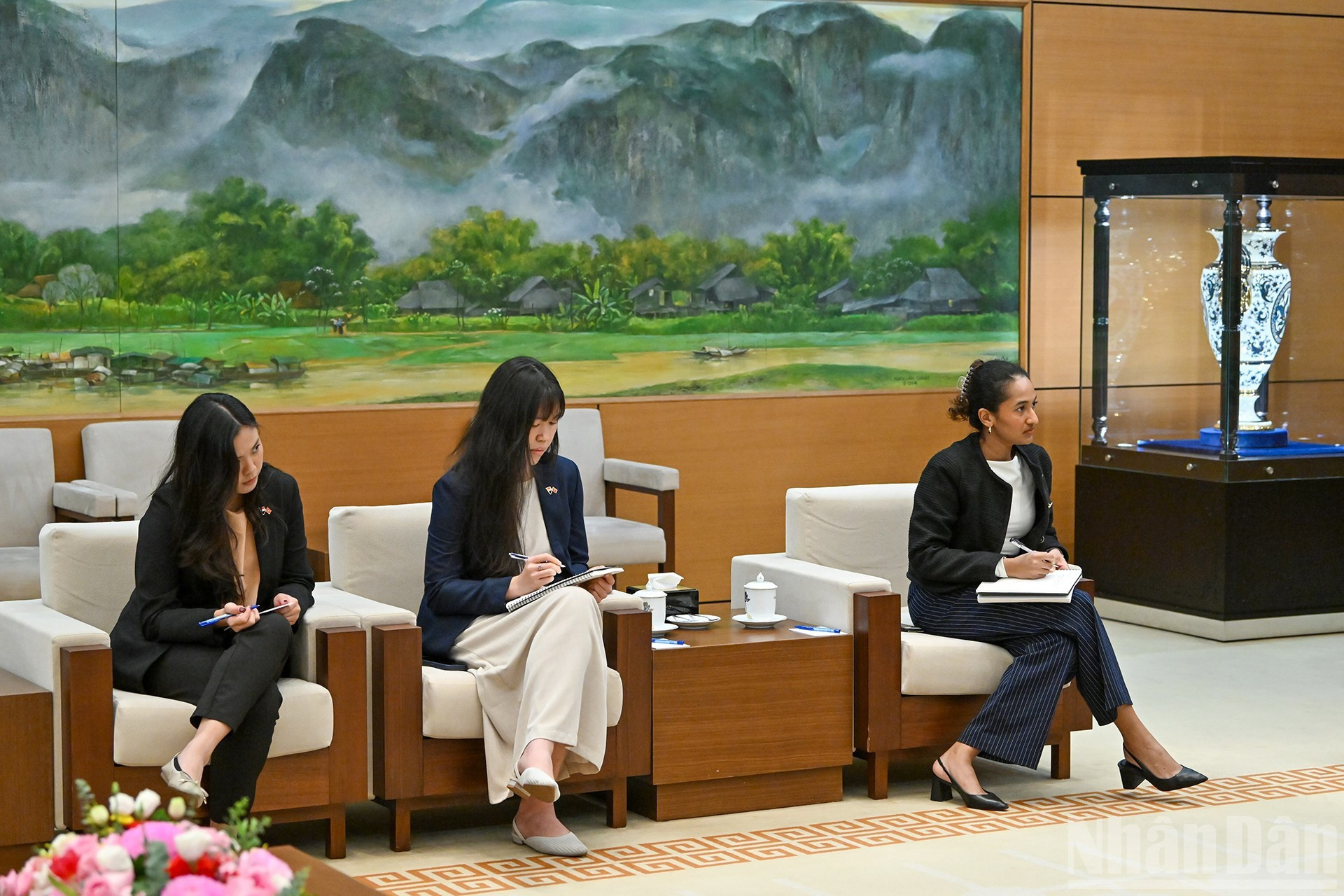 陪同新加坡驻越南大使出席会见的各位代表。 陪同新加坡驻越南大使出席会见的各位代表。