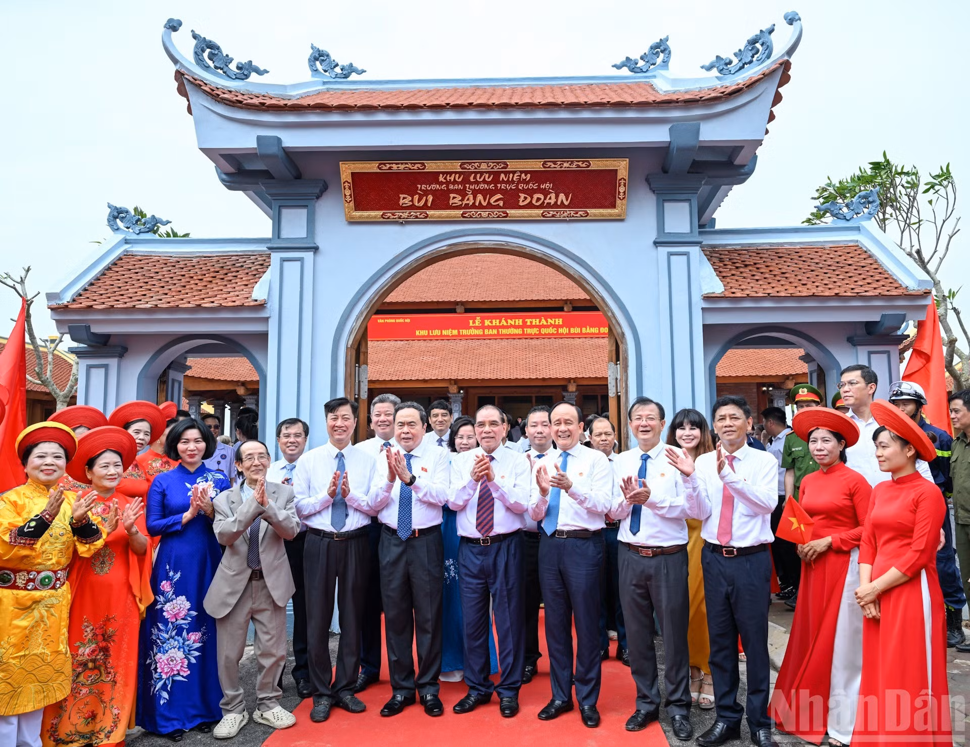 越南国会主席陈青敏、前越共中央总书记农德孟以及各位代表在越南国会常委会主席裴鹏抟纪念区。