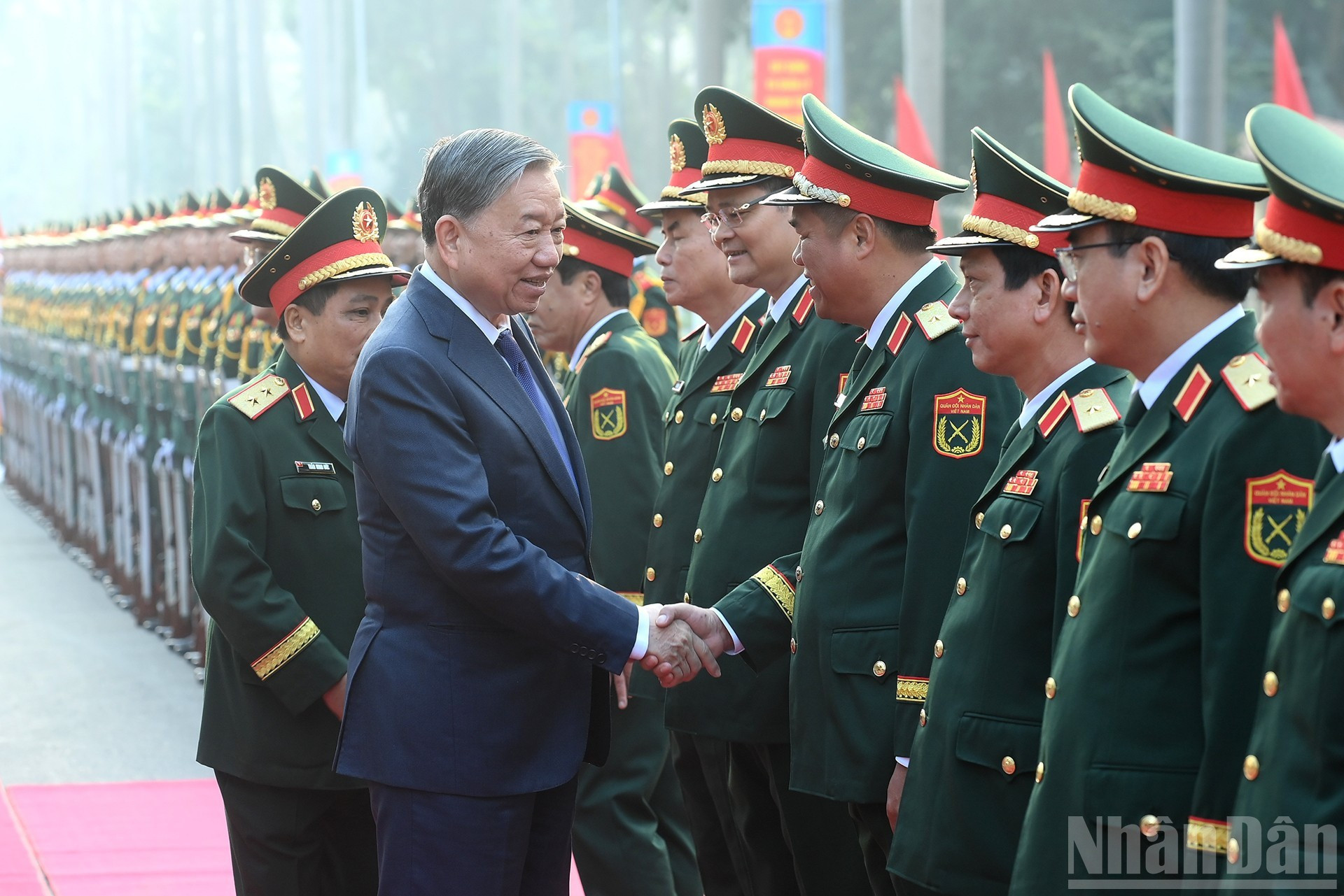 苏林总书记与国防部和后勤—技术总局领导人。