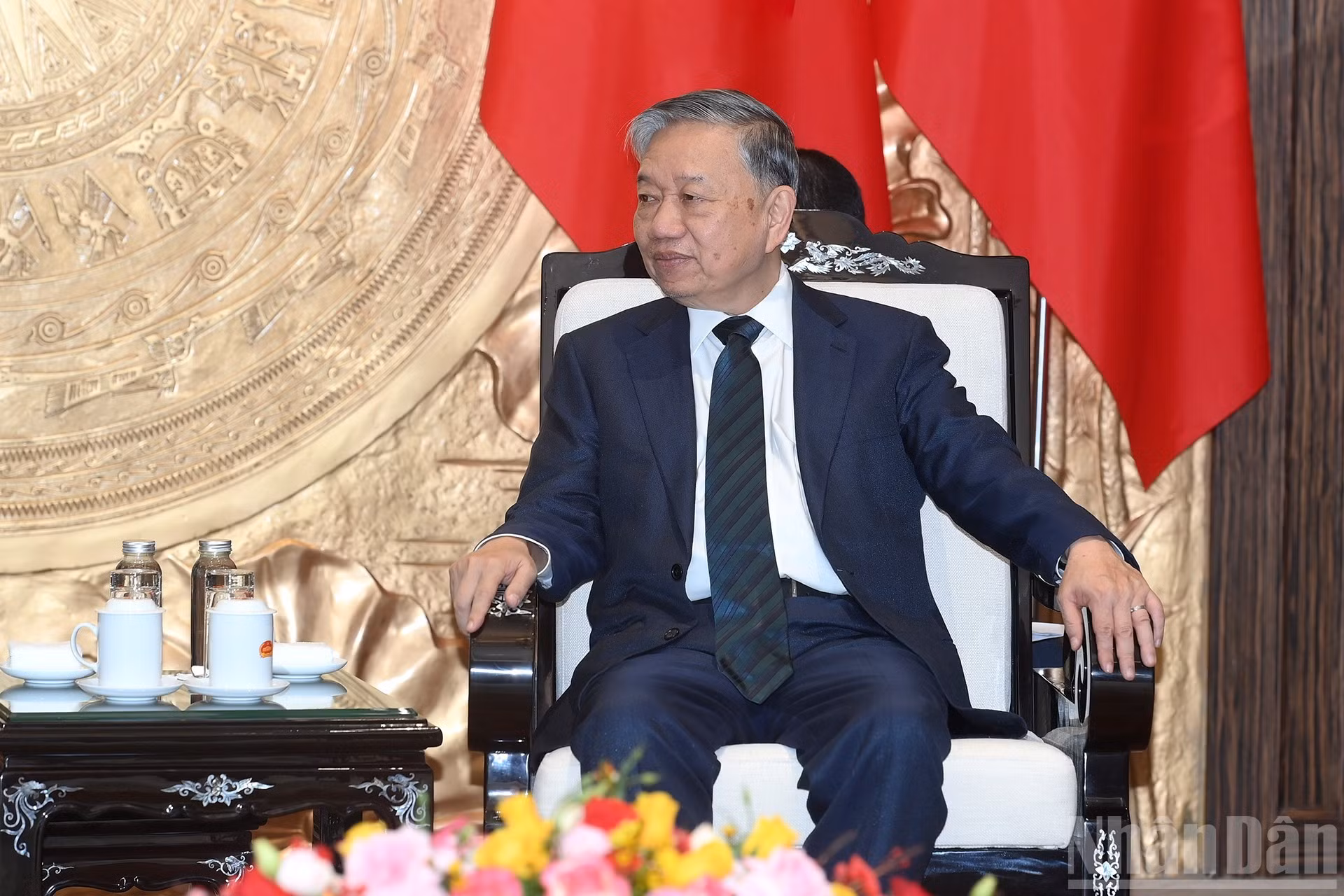 苏林总书记在会上发表讲话。