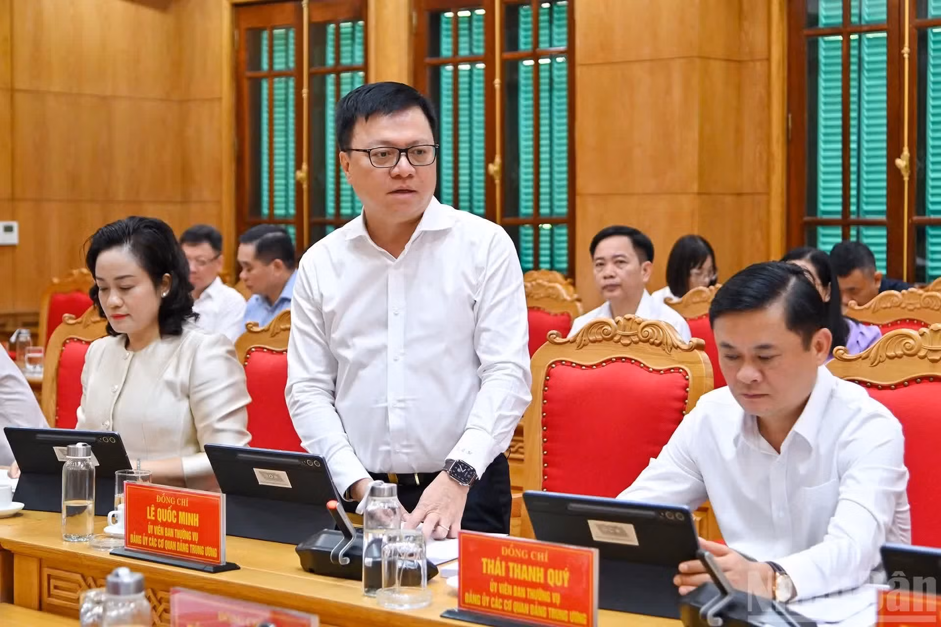 越南《人民报》社总编辑黎国明在会上发表讲话。