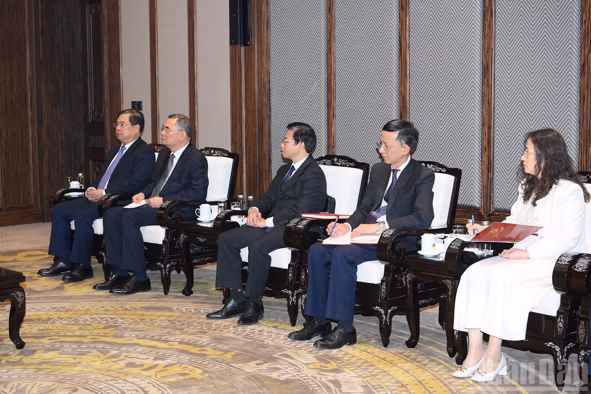 越南代表出席会见。