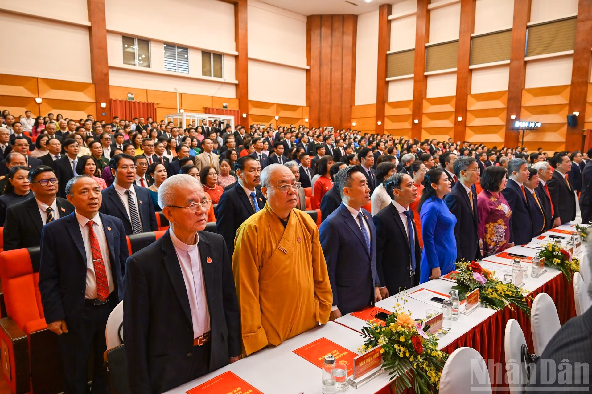 各位代表实现向国旗敬礼仪式。