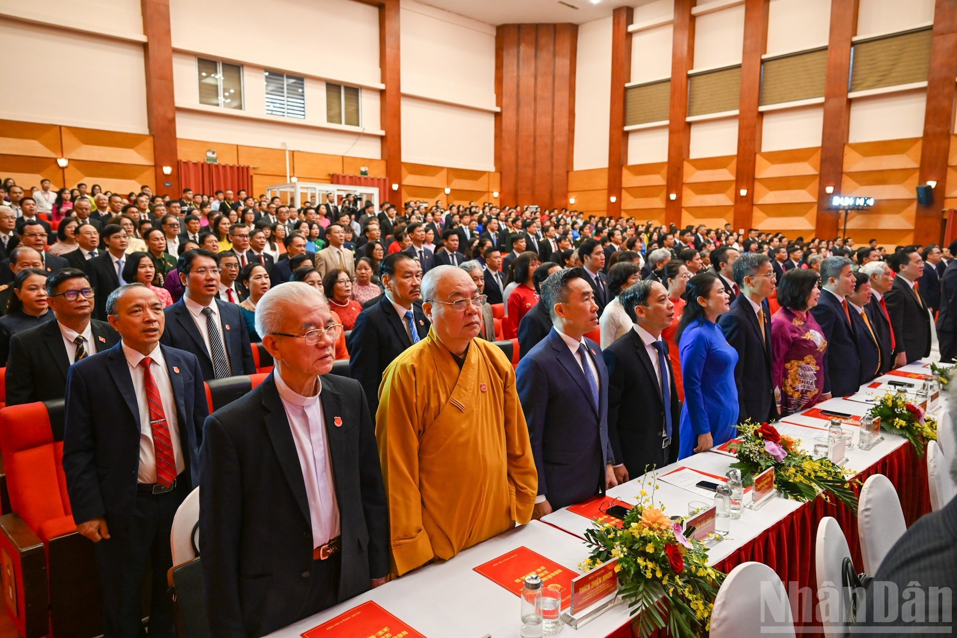 各位代表实现向国旗敬礼仪式。 各位代表实现向国旗敬礼仪式。