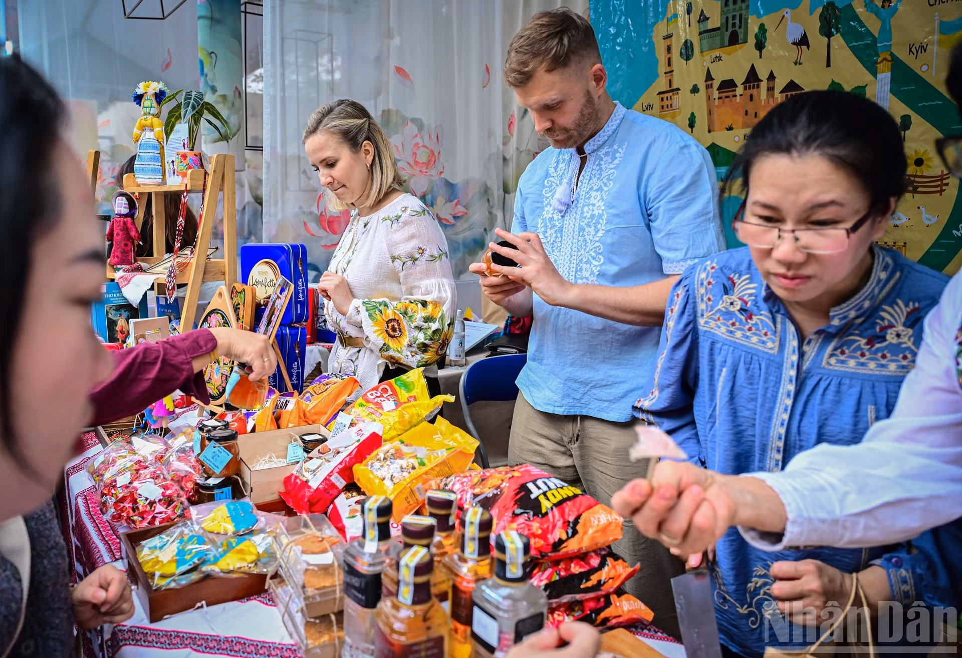 乌克兰展台以其特色美食吸引了游客。