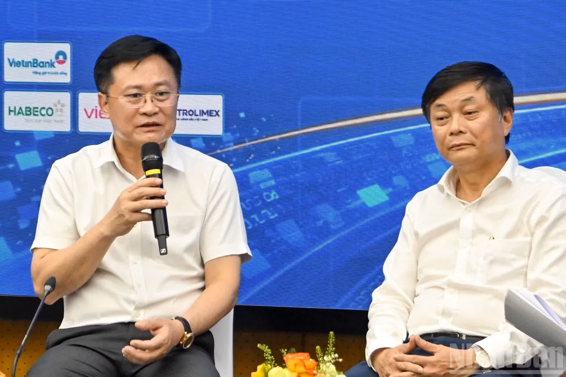 海防市报社和广播电视台台长范文俊在讨论会上发表讲话。
