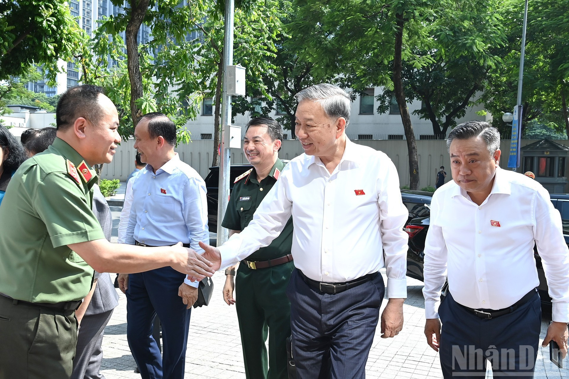苏林总书记与河内市第一选区选民。 苏林总书记与河内市第一选区选民。