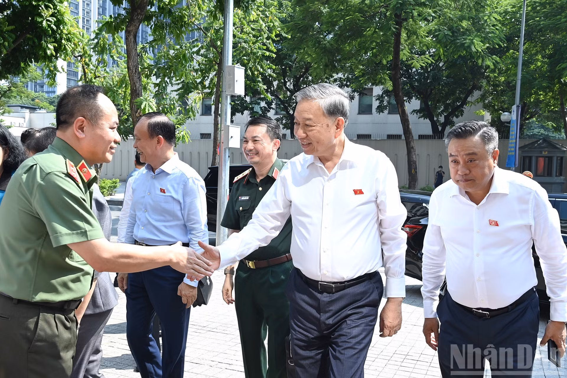 苏林总书记与河内市第一选区选民。
